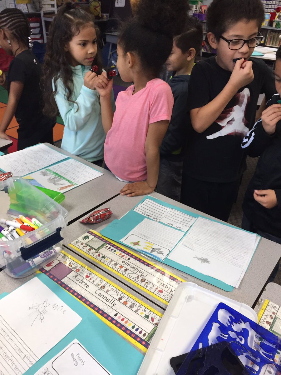 joy_piscopo's tweet photo. First graders celebrating and sharing their research!#GentryProud https://t.co/8tt7Ab7gjg