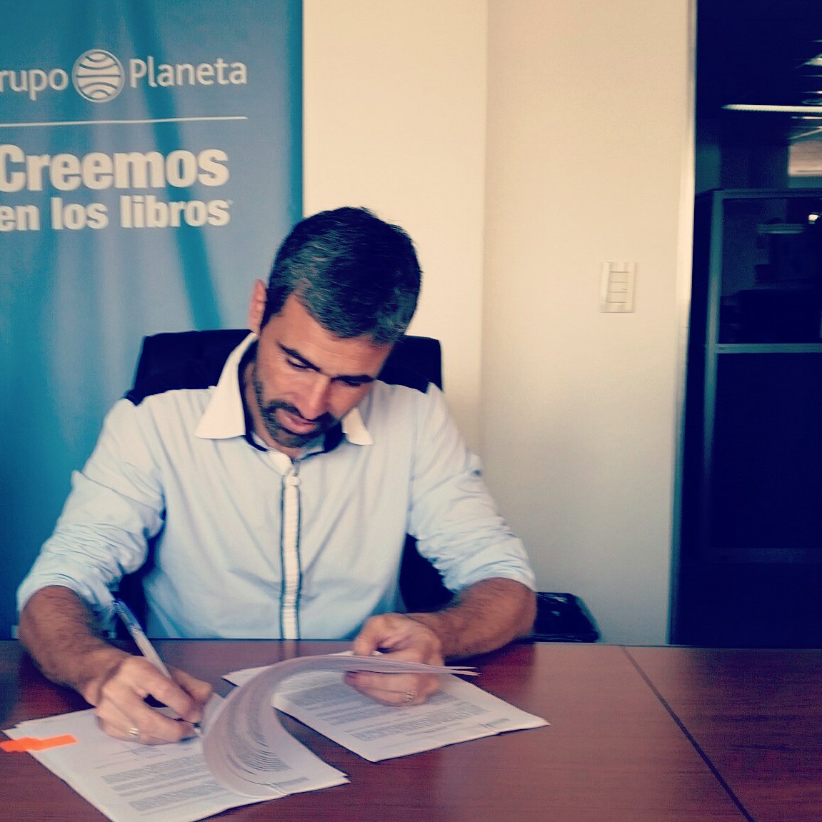Bienvenido doc. <a href="/JuanHerbella/">Juan Manuel Herbella</a> firmando el contrato de su nuevo libro. Un honor sumarlo al equipo.