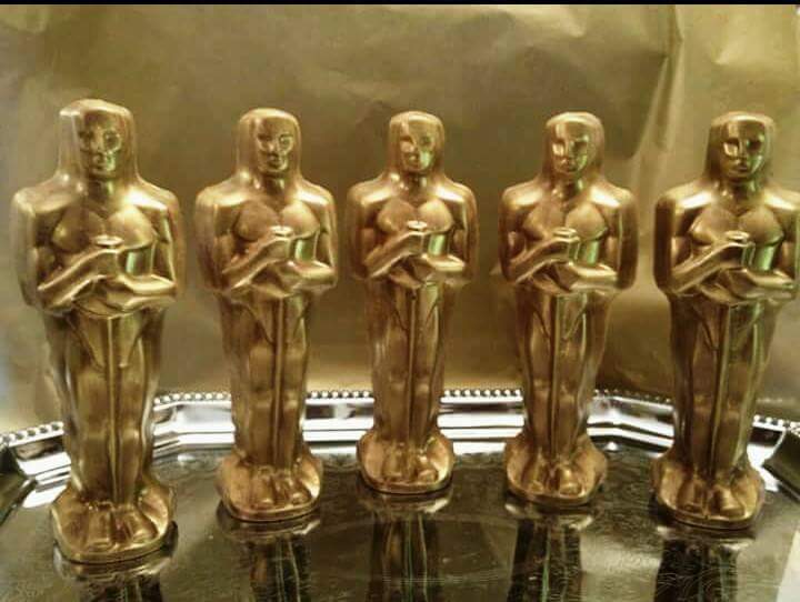 Want to win an Oscar? Now is your time! Re-tweet for a shot to win a free chocolate Oscar. $14.99 value. #Oscars
