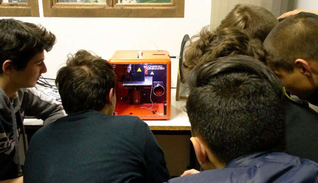 fablabaq's tweet photo. Alternanza #scuola #lavoro al #Fablabaq con gli studenti dell'IIS A. D'Aosta di #laquila: riparazione fresa CNC, #disegno3D e #stampa3D https://t.co/LMp87ZFTju