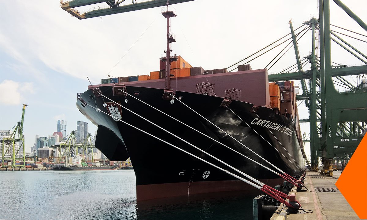 HapagLloydAG's tweet photo. Our brand new Cartagena Express here at dock in #Singapore - and soon picking up speed on the Atlantic ocean! #shipping #cargo https://t.co/KdpCQMgwmy