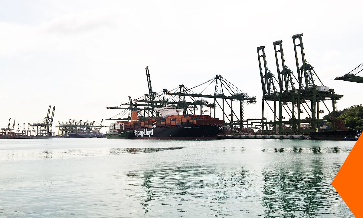HapagLloydAG's tweet photo. Our brand new Cartagena Express here at dock in #Singapore - and soon picking up speed on the Atlantic ocean! #shipping #cargo https://t.co/KdpCQMgwmy