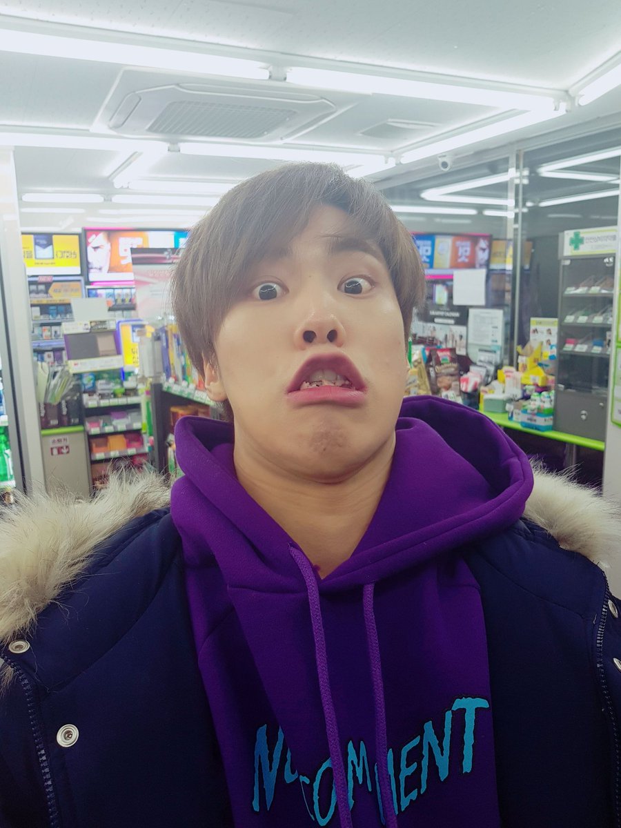 라키라키 넌 나의 라키라키~ 하이 라키 오랜만이지? 우린 참 오래봤다면 오래본거같다 ㅋㅋㅋ 동생이지만 때로는 형같은 라키야 잘 자라주어서...