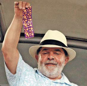 jownlock's tweet image. lula no carnaval jogando camisinha pra galera e logo em seguida botando uma no bolso appreciation tweet