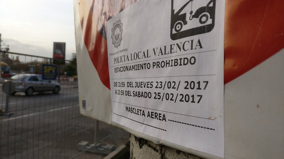 policialocalvlc's tweet photo. Atentos a los carteles de reserva de estacionamiento para la #MascleaAeria vigentes desde ayer #FallesUNESCO #falles2017 https://t.co/z8UUD9giOy