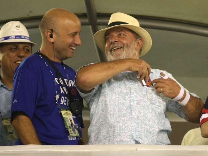 jownlock's tweet image. lula no carnaval jogando camisinha pra galera e logo em seguida botando uma no bolso appreciation tweet