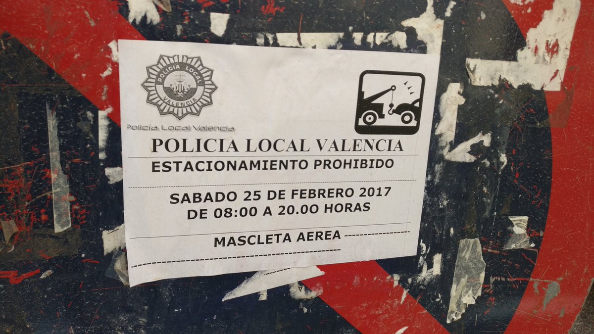 policialocalvlc's tweet photo. Atentos a los carteles de reserva de estacionamiento para la #MascleaAeria vigentes desde ayer #FallesUNESCO #falles2017 https://t.co/z8UUD9giOy