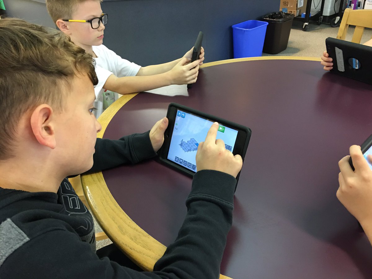 BeachLMS's tweet photo. Just a little coding during #makerspace @CreedsES #lightbothour https://t.co/5mv62Whm3D
