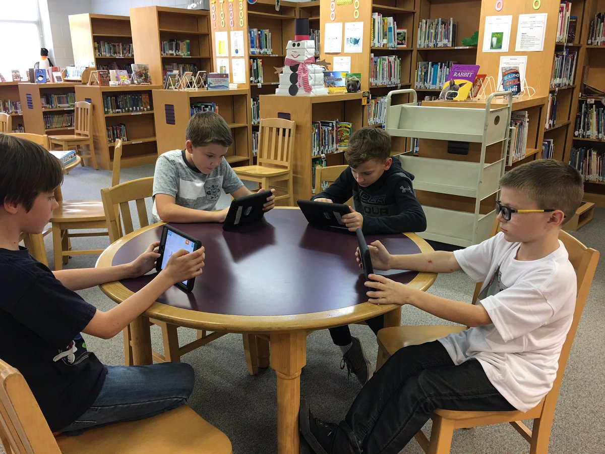 BeachLMS's tweet photo. Just a little coding during #makerspace @CreedsES #lightbothour https://t.co/5mv62Whm3D
