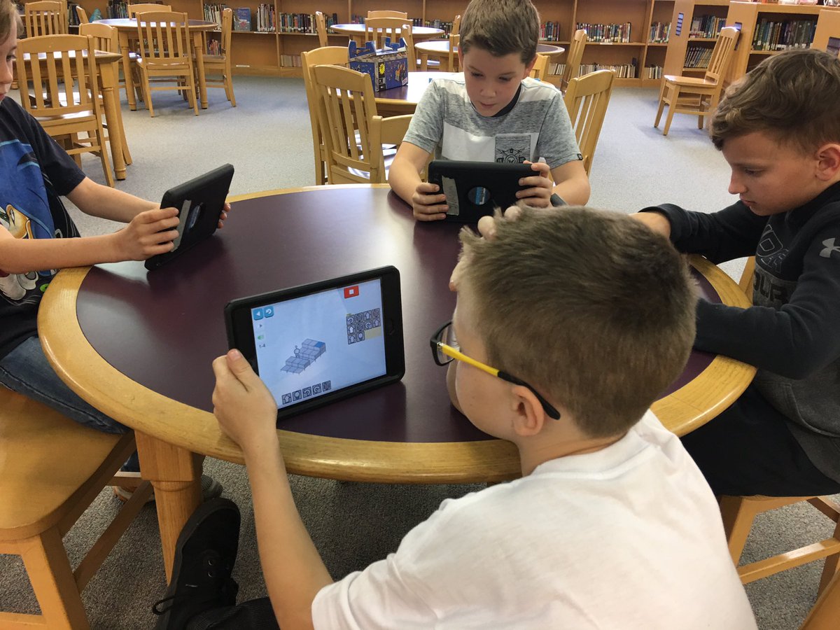 BeachLMS's tweet photo. Just a little coding during #makerspace @CreedsES #lightbothour https://t.co/5mv62Whm3D
