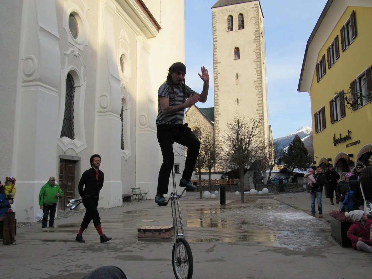 Seid morgenn dabei: ab 15:00 Uhr verrückte Straßenkünstler und Kinderfasching, ab 17:00 Uhr Faschingsumzug durch die Fußgängerzone Innichen!