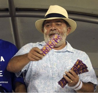 jownlock's tweet image. lula no carnaval jogando camisinha pra galera e logo em seguida botando uma no bolso appreciation tweet