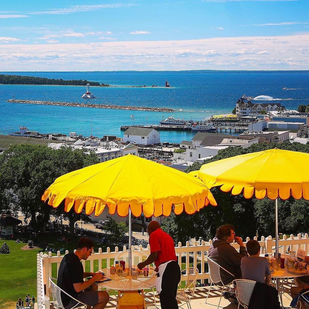 GrandHotelMI's tweet photo. That view! #grandhotelmichigan #mackinacisland #americassummerplace #forttearoom #makeitma… https://t.co/I5wfY9JfQV https://t.co/aVGLpOqXkB