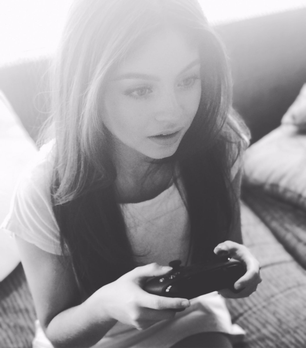 La señorita regañona me tomo foto muy concentrada jugando 😨🎮📸