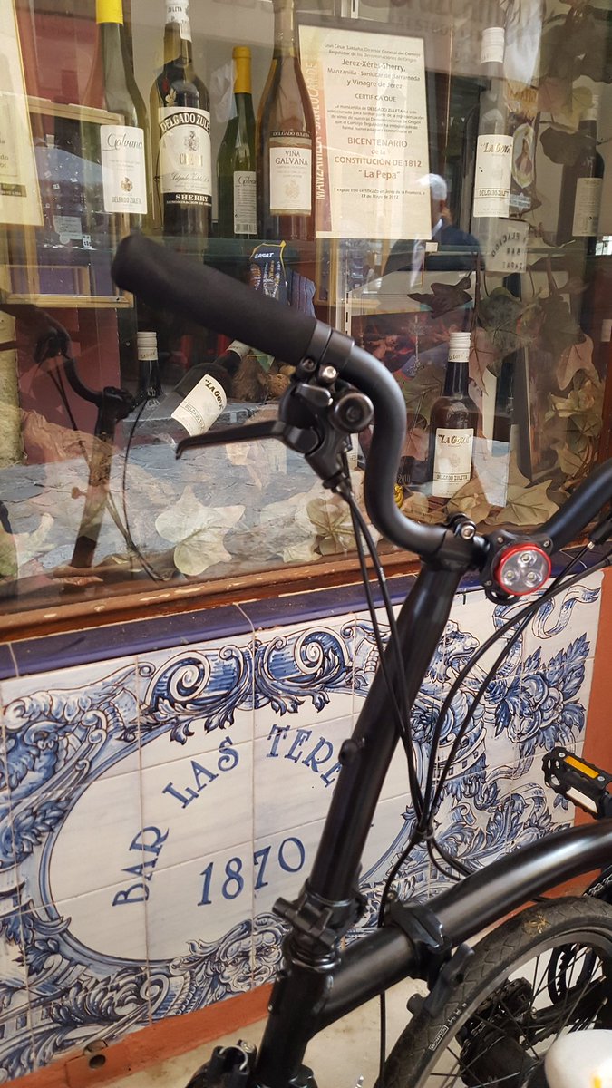 SEVconLengua's tweet photo. 🚥 Aquí no se puede aparcar el coche en la puerta, pero sí una #plegable 😃 #bicicleando Santa Cruz para tapear. @SevillaEnBici @bromptonESP https://t.co/Et2OEa6AES