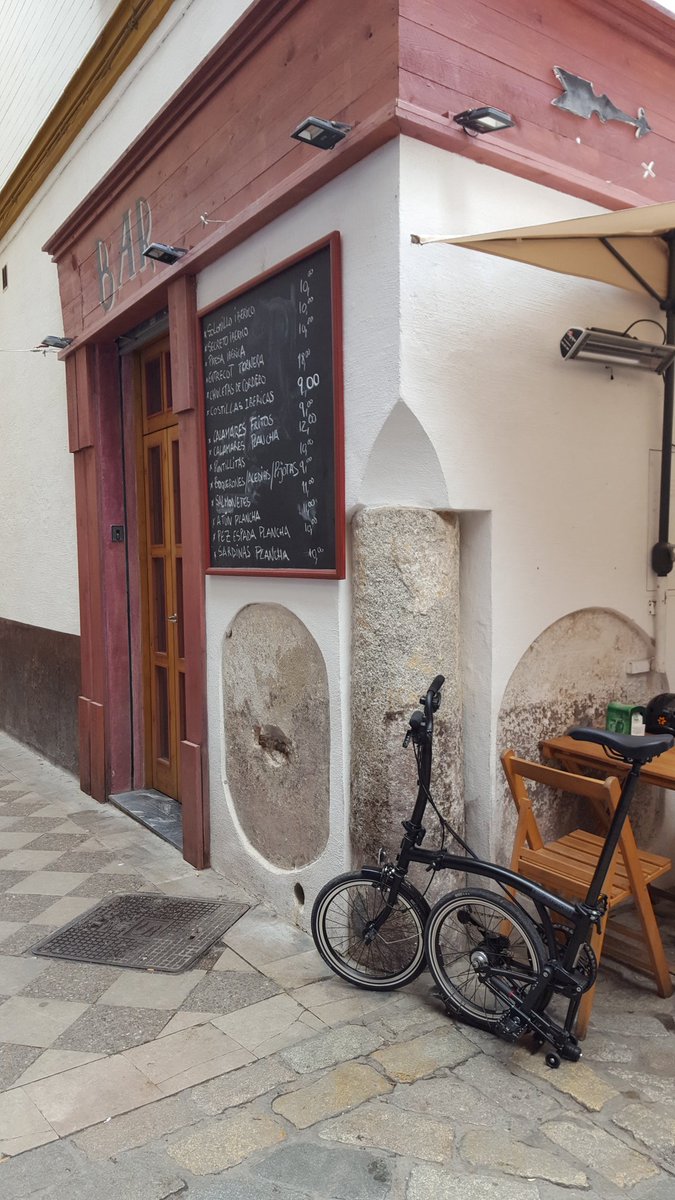 SEVconLengua's tweet photo. 🚥 Aquí no se puede aparcar el coche en la puerta, pero sí una #plegable 😃 #bicicleando Santa Cruz para tapear. @SevillaEnBici @bromptonESP https://t.co/Et2OEa6AES