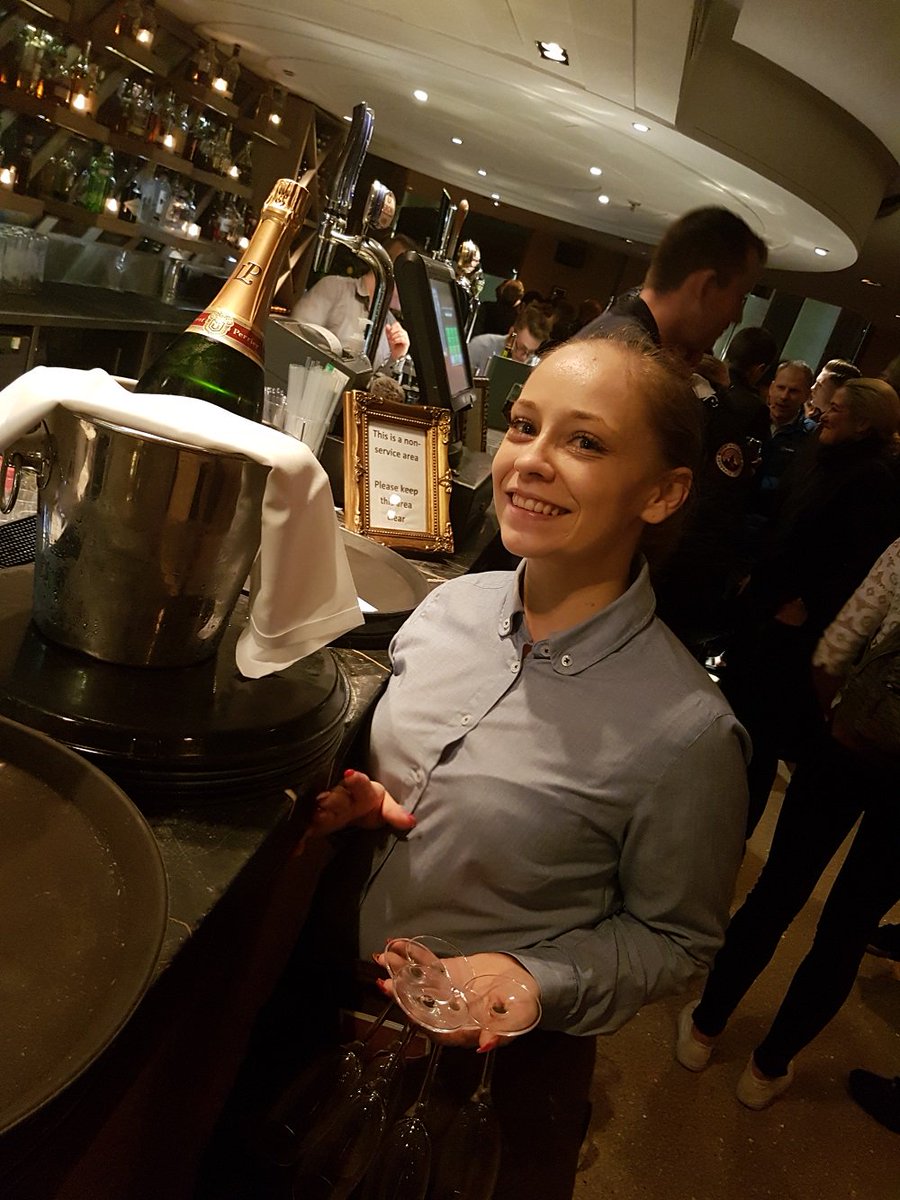 CorneyBarrowBar's tweet photo. Cheers folks, it's the weekend! #getoutthebubbly #fridayfeeling #cheers #weekendready https://t.co/S9CcylwCha
