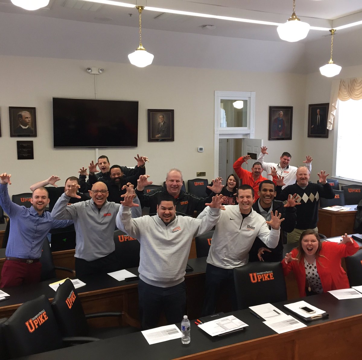 UPIKE_Success's tweet photo. One minute left and @UPIKEAthletics is ALL IN for #VotePikey in @MidSouthSports #MSCMascot challenge https://t.co/PFSnp7wRML