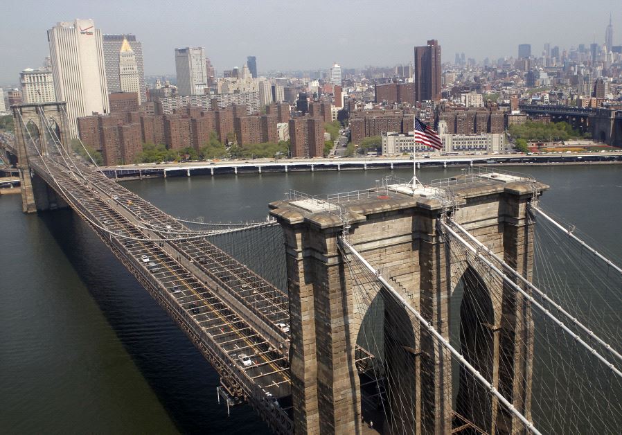 Jerusalem_Post's tweet photo. Israeli tourist arrested for climbing Brooklyn Bridge for a selfie https://t.co/wWDfklLDNz #ExtraJPost https://t.co/H6ch0Y2peX