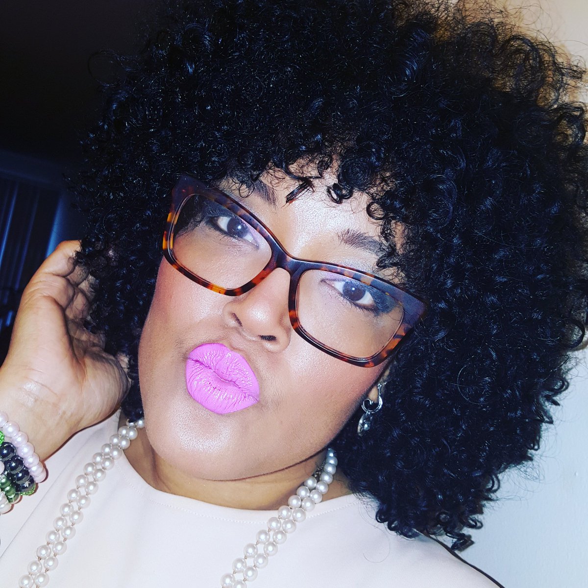 _curlychick's tweet photo. Happy Froyay Friday! #froyayfriday #curlyfro #curlyhair #curlspoppin #curlygirl #lovemycurls #teamnatural  #naturalhair #naturalistas https://t.co/OBLEA5HYgt