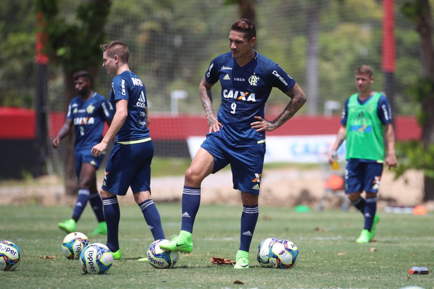 Flamengo's tweet photo. Paolo Guerrero observa os companheiros no treino desta sexta-feira. Amanhã tem clássico! #VamosFlamengo https://t.co/9zHoCnn8pF