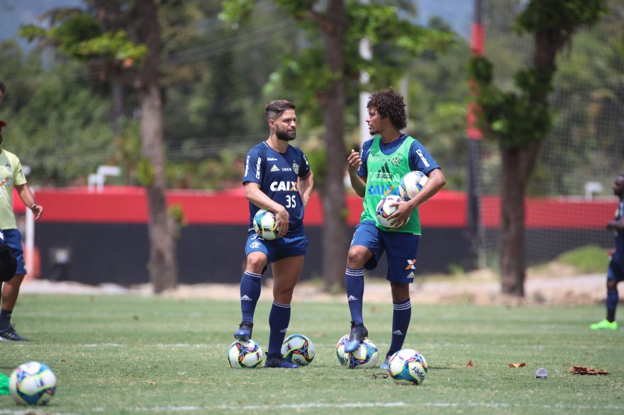 Flamengo's tweet photo. Diego e Arão. Resenha para acertar os últimos ponteiros para a semifinal. Amanhã tem #FLAxVAS! #VamosFlamengo https://t.co/bG0vvGvcPG