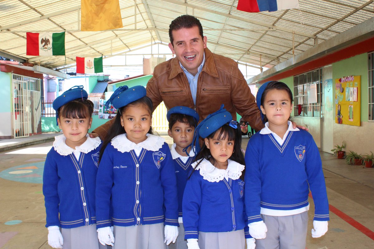 MarcoPoloAguire's tweet photo. Que bonito acto cívico para celebrar el #DíaDeLaBandera en el jardín de niños Thomas Alva Edison, donde además llevamos muy buenas noticias https://t.co/dIlj7FEZqL