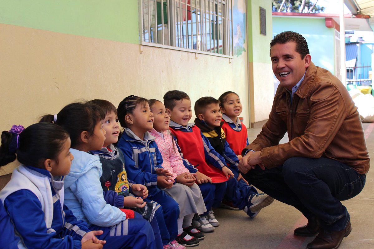 MarcoPoloAguire's tweet photo. Que bonito acto cívico para celebrar el #DíaDeLaBandera en el jardín de niños Thomas Alva Edison, donde además llevamos muy buenas noticias https://t.co/dIlj7FEZqL