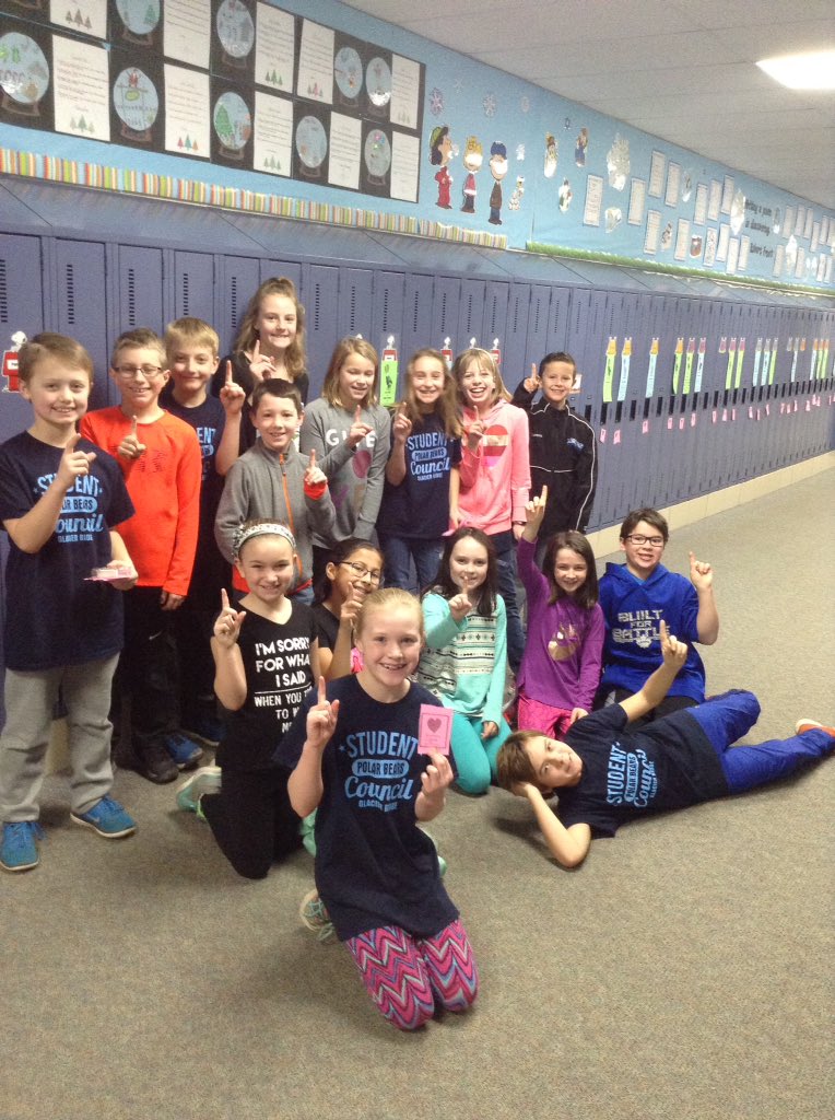 EvansHaevans's tweet photo. GR Student Council kicked off Random Act of Kindness week! " Kindness starts with one" @GlacierRidgeD47 @ljkolasinski https://t.co/xaVhuIG65m
