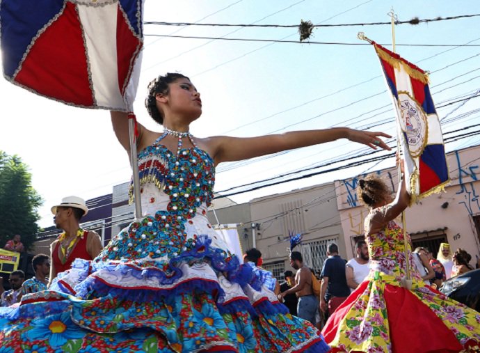 arteeagenda's tweet photo. Carnaval de Rua reúne blocos na Cidade Baixa e no Parque Marinha #Carnaval2017 https://t.co/AS9fWcPYHd https://t.co/t5pE28dqE7