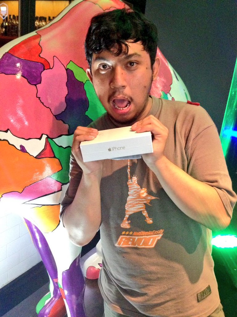 Ledgreeee's tweet photo. Kaget bet dapet surprize dr vending machine acaranya @originals_id , iphone 6＋ men! Makasih banyak :* #originals #snapCam #ideActive https://t.co/Qh4THuCqNu