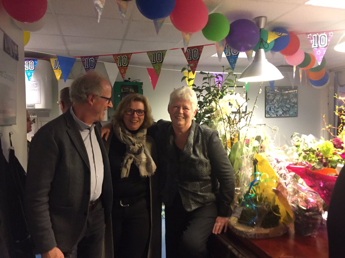 10 jarig bestaan van 't Zimmertje. Een ontmoetingsplek voor ouderen in Schiedam. Dankzij Leni Harry en alle vrijwilligers een groot succes!