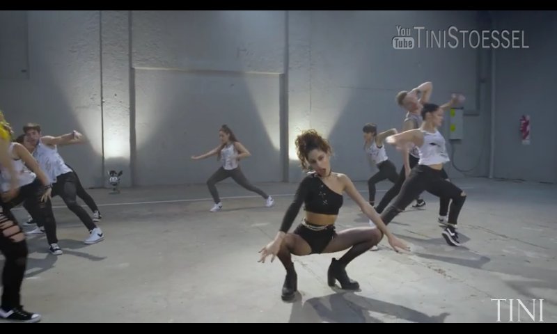 YoutubeTini's tweet photo. Que video mas ES PEC TA CU LAR! @TiniStoessel 💣 no veo la hora de verte en un escenario! https://t.co/jgCNjdWT8B #DanceVideoFindersKeepers 🎶 https://t.co/cghjYDldQ2