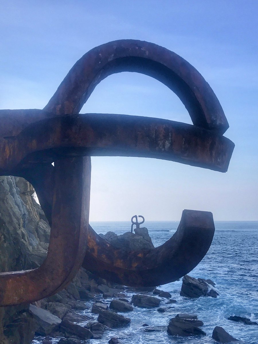 SistersCity's tweet photo. El principio y el final 🙌🏻 de una ciudad que termina y empieza en el mar 🌊 #peinedelviento #sansebastian #donostia https://t.co/m1SEQFCwiI