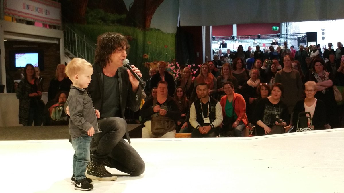 sterrenontour's tweet photo. Ook vandaag weer feest @Huishoudbeurs @sterrenontour.
Natuurlijk mag @VinzzentNL niet ontbreken! Bedankt Topper! Tot de volgende keer weer. https://t.co/3p5IE039Za