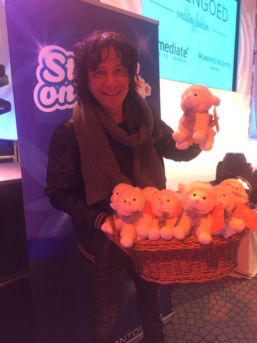 sterrenontour's tweet photo. Ook vandaag weer feest @Huishoudbeurs @sterrenontour.
Natuurlijk mag @VinzzentNL niet ontbreken! Bedankt Topper! Tot de volgende keer weer. https://t.co/3p5IE039Za