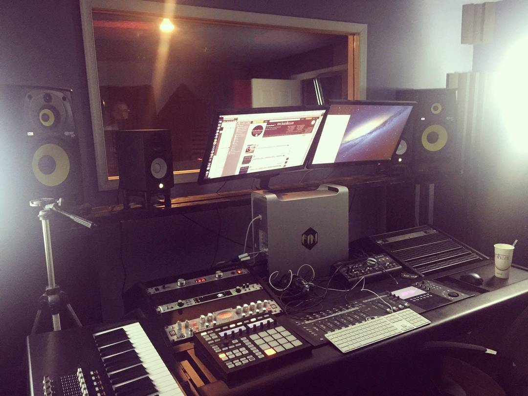 smstudiosound's tweet photo. @jhoan1018 is looking down to get to business right about now 🔥
#studiolife #audiophile #smallstudio #production https://t.co/fgBwFvdUYP