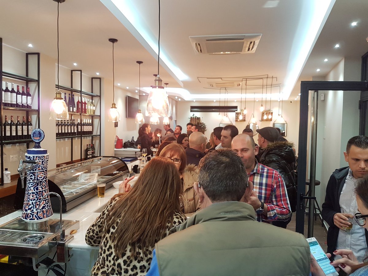 dani9215's tweet photo. Vaya sitio le he buscado a @HKCh9 para que pase las vaca en el zapillo... plaza carabineros, bar la cala, Almería. 💪💪💪 https://t.co/LI8MpCkHKm