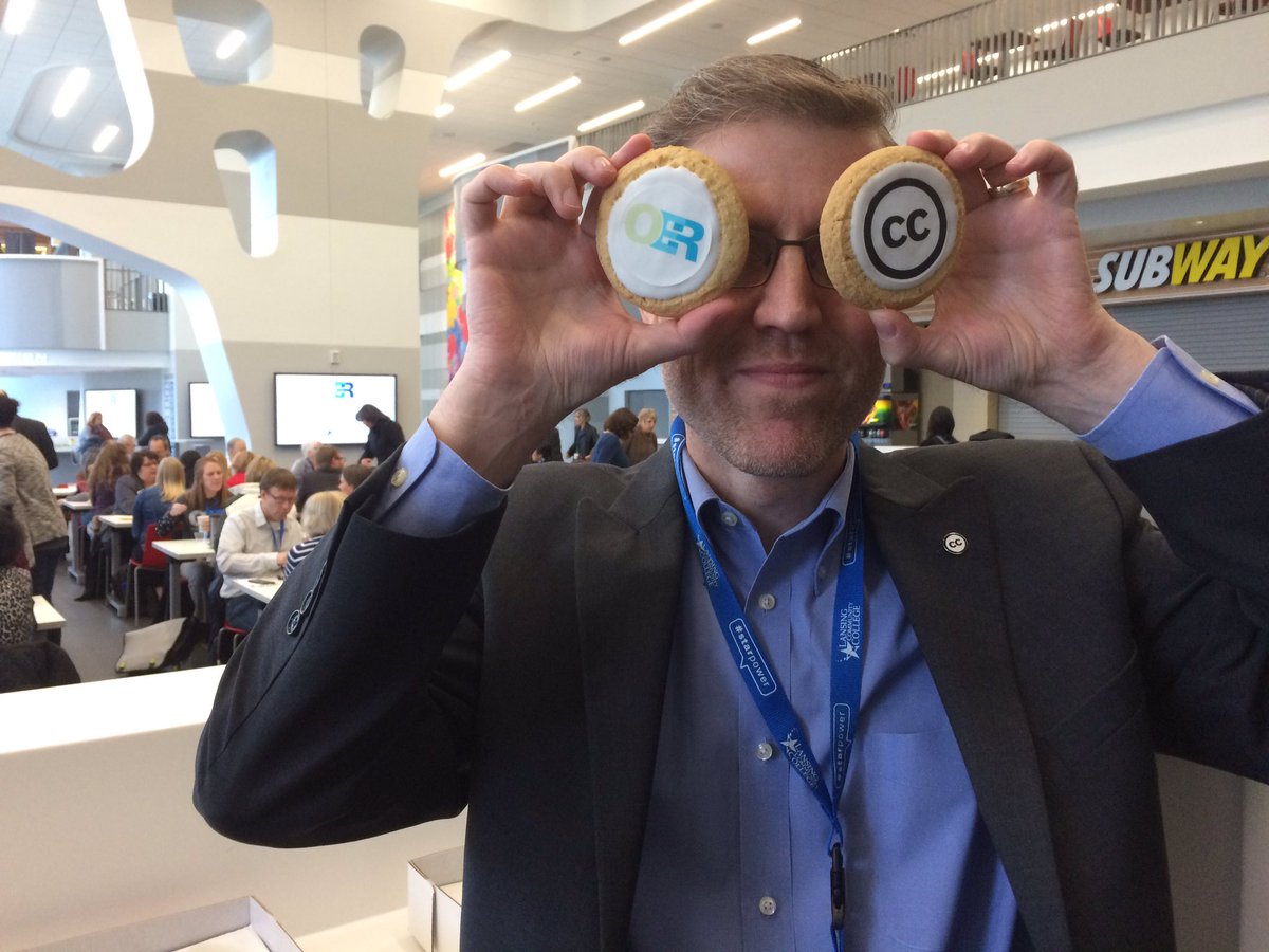 cgreen's tweet photo. .@creativecommons + #OER cookies at #LCCOER https://t.co/uRJdwI3DrA