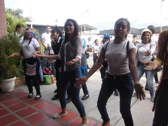 Yemuel_M's tweet photo. Con alegria y ensutisasmo participaron en bailoterapias y mas, los #unefistas del #NúcleoGuatire. #carnavales2017 @unefa_ve. https://t.co/F5Quf4aG2P