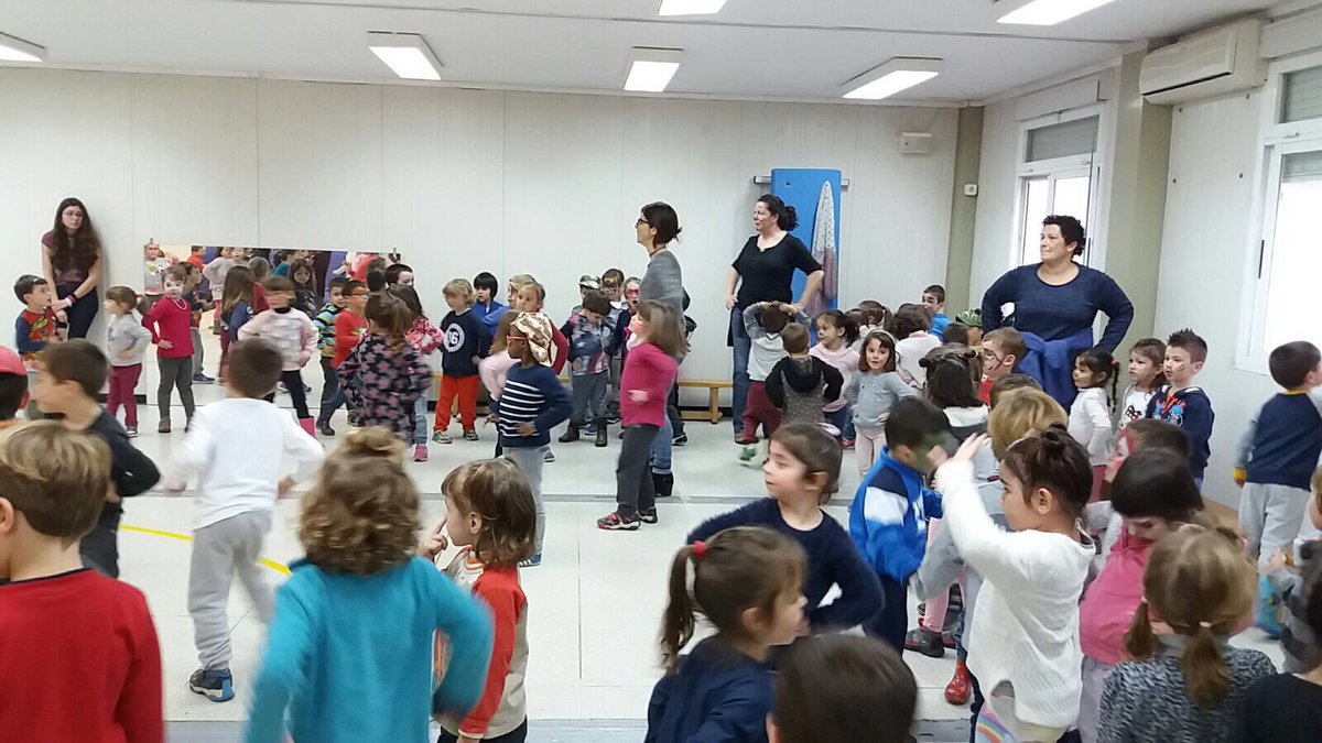 SanperaTorras's tweet photo. El #ciclepetits ha obeït les ordres del rei #carnestoltes! Música, desfilades i danses per fer gran disbauxa! https://t.co/58ekW3iNJq