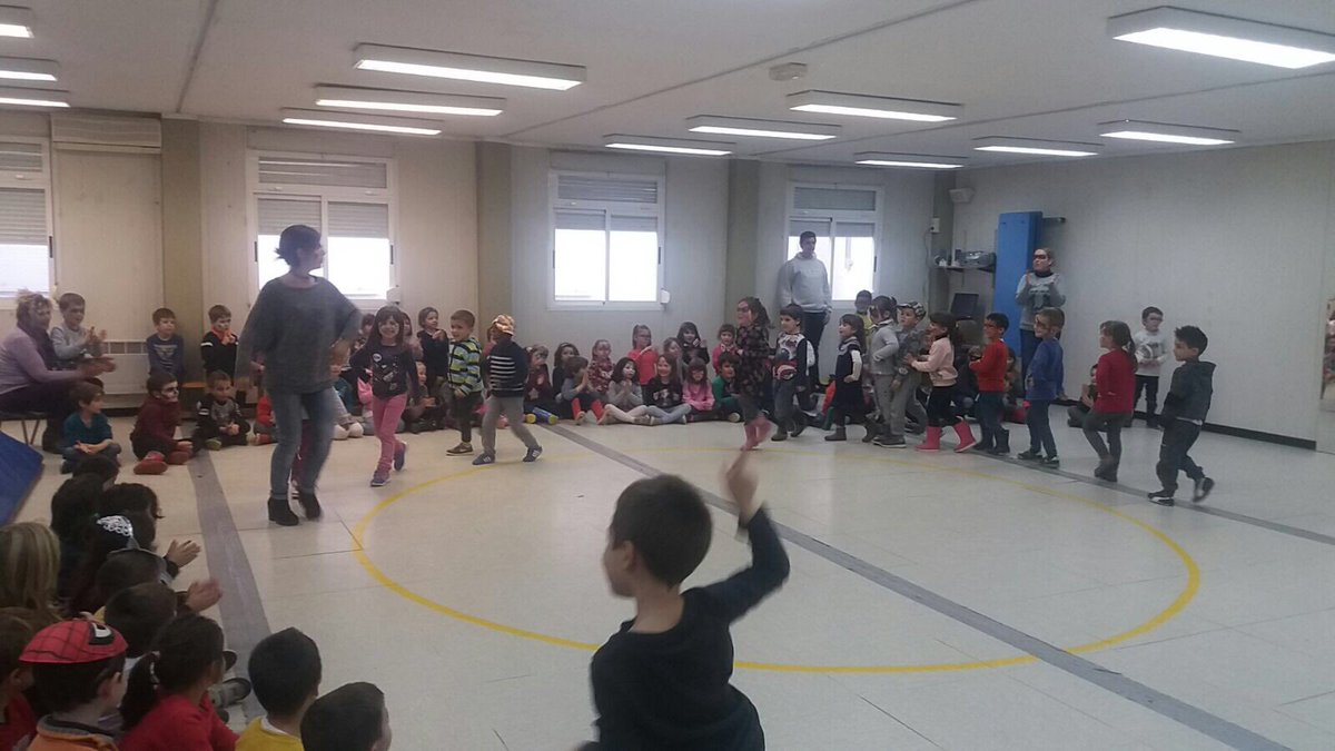 SanperaTorras's tweet photo. El #ciclepetits ha obeït les ordres del rei #carnestoltes! Música, desfilades i danses per fer gran disbauxa! https://t.co/58ekW3iNJq