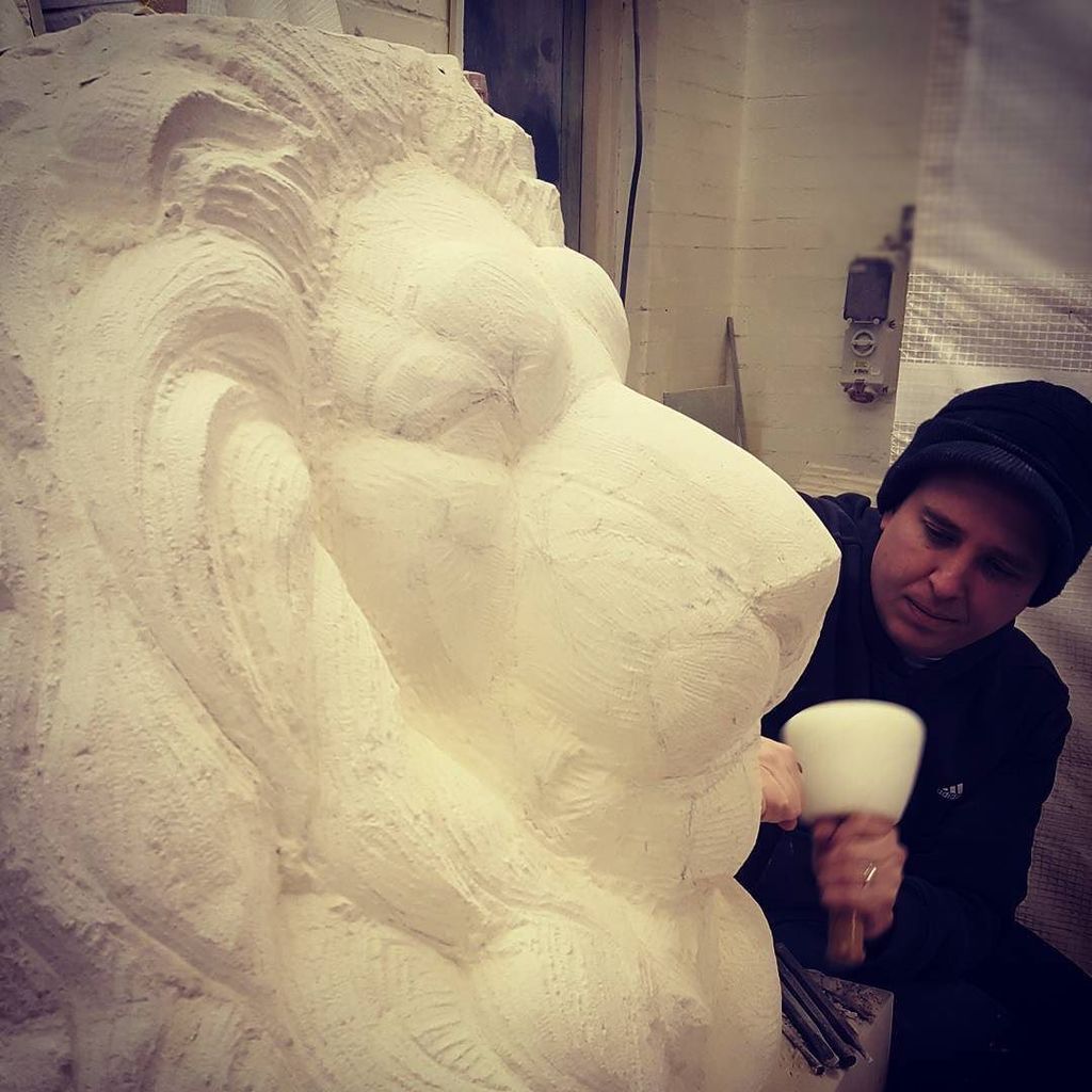 Tom Brown pushing ahead with the detail on his Portland stone lion. #lionsculpture #madein… ift.tt/2mtyBGa