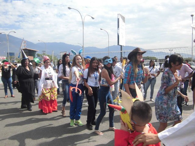 Yemuel_M's tweet photo. Con alegria y ensutisasmo participaron en bailoterapias y mas, los #unefistas del #NúcleoGuatire. #carnavales2017 @unefa_ve. https://t.co/F5Quf4aG2P