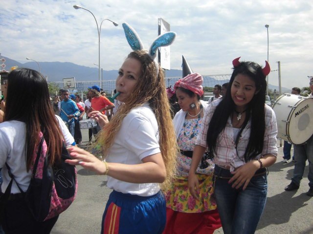 Yemuel_M's tweet photo. Con alegria y ensutisasmo participaron en bailoterapias y mas, los #unefistas del #NúcleoGuatire. #carnavales2017 @unefa_ve. https://t.co/F5Quf4aG2P