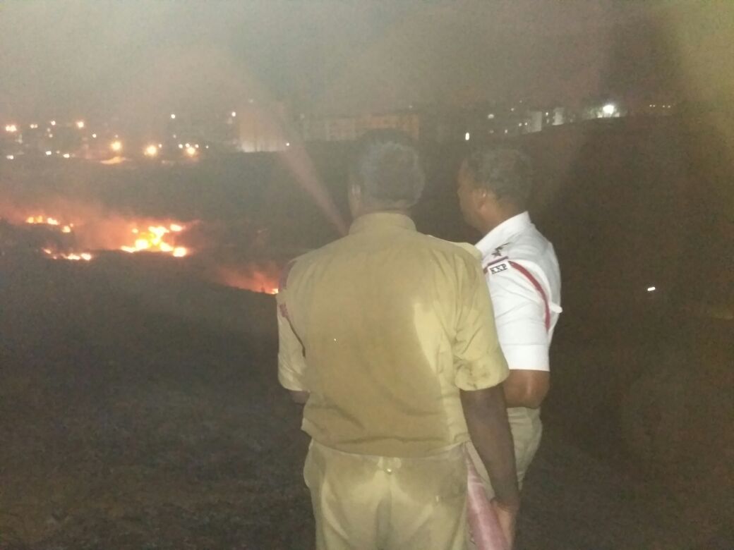 With KCDC Gates locked n blocked fire engine n fire men had to struggle, so called waste management of BBMP!  <a href="/KarFireDept/">Karnataka State Fire & Emergency Services</a> <a href="/blrcitytraffic/">ಬೆಂಗಳೂರು ಸಂಚಾರ ಪೊಲೀಸ್ BengaluruTrafficPolice</a>