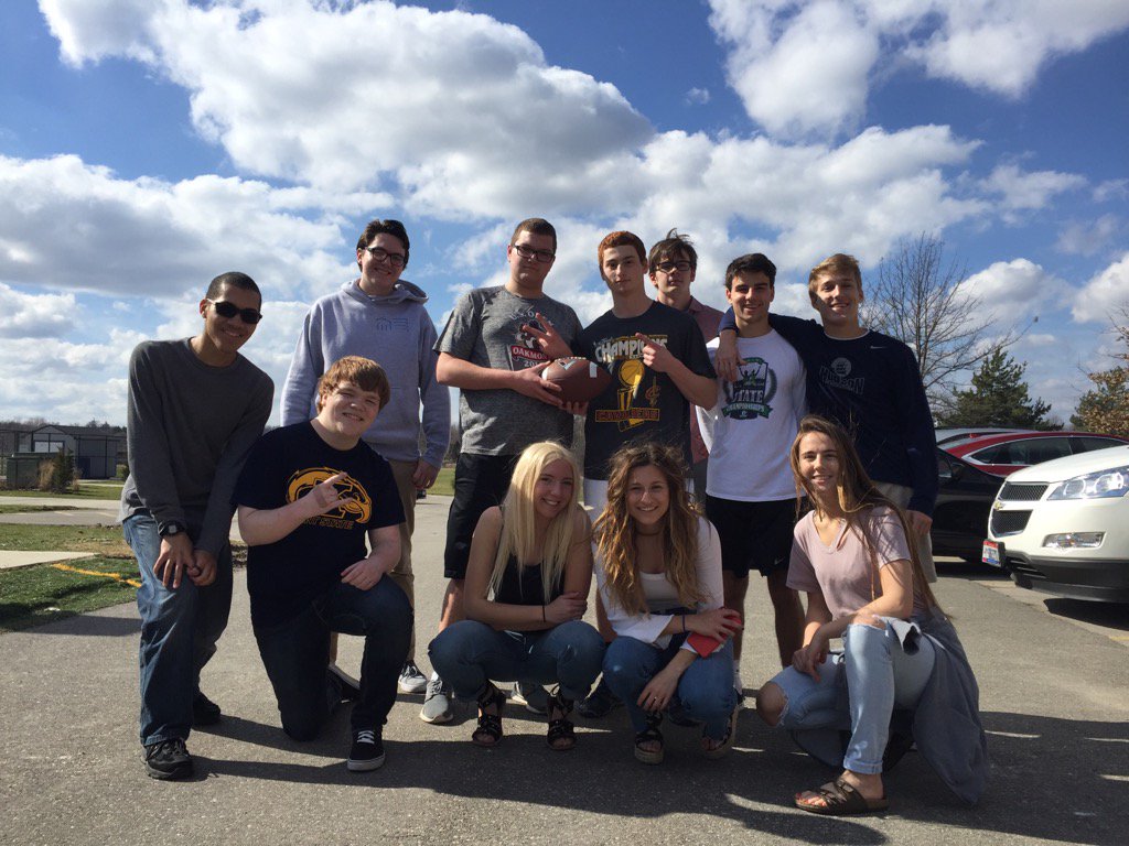 GraphicsVid_hhs's tweet photo. When the weather is this nice, the Graphics class takes the design outside! https://t.co/L0n5WcBBHo