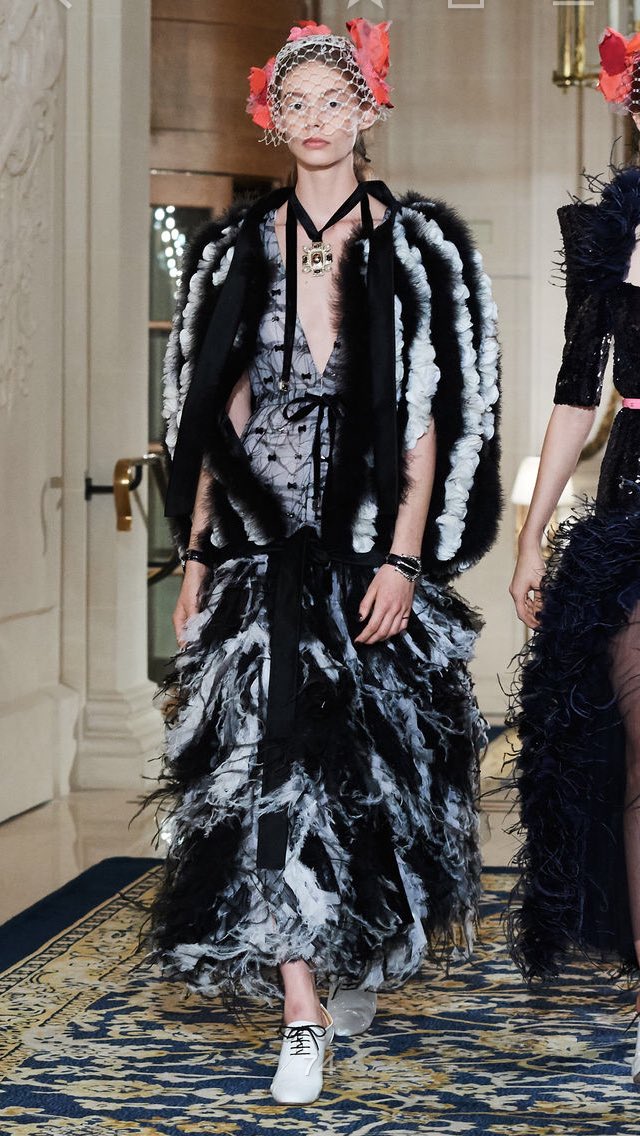 fresh_l_edition's tweet photo. CHANEL MÉTIERS D'ART 2016-2017 PARIS COSMOPOLITE look #74 https://t.co/DVQiJYqW1P