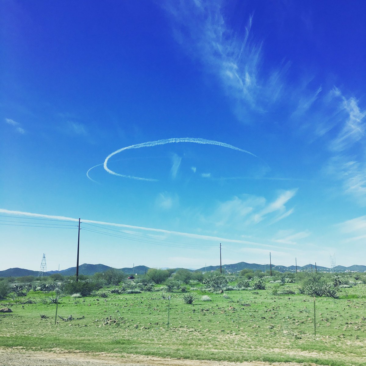 BlueMoonMatthew's tweet image. Hmm.. 🤔?? Thoughts? #contrails vs. #chemtrails