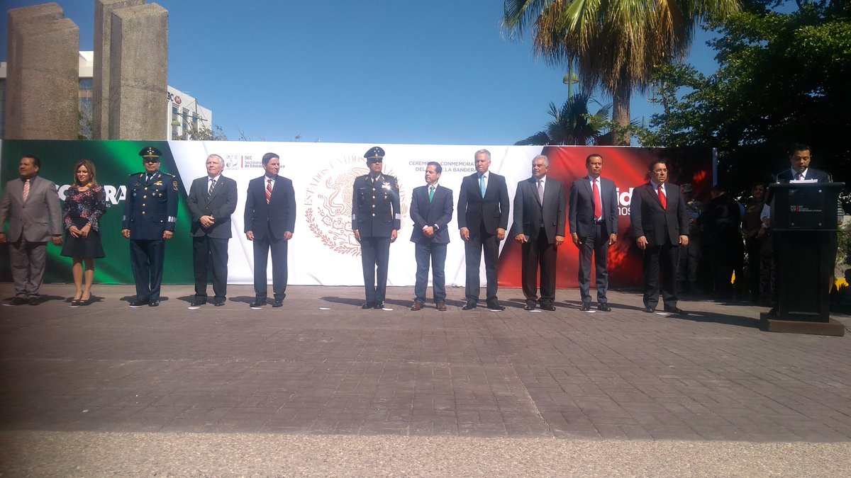 DulceTello0's tweet photo. Ceremonia conmemorativa del día de la bandera 
#Snte28 https://t.co/1dfT27QCfd